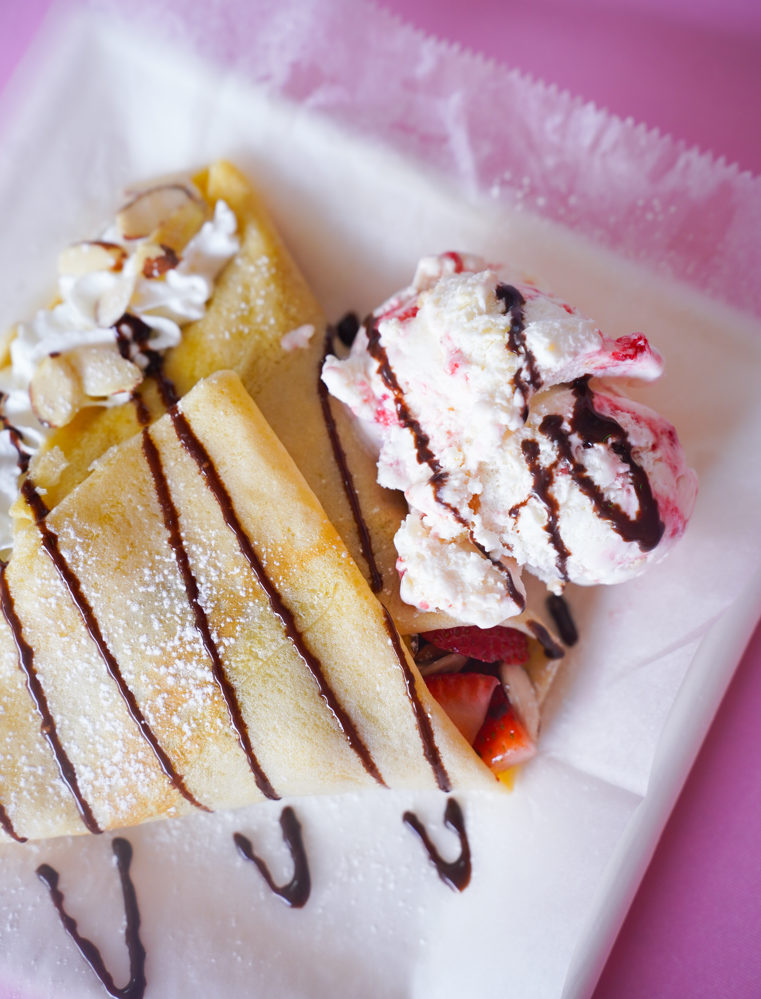Deliciosa Crepa con Helado y Fresas