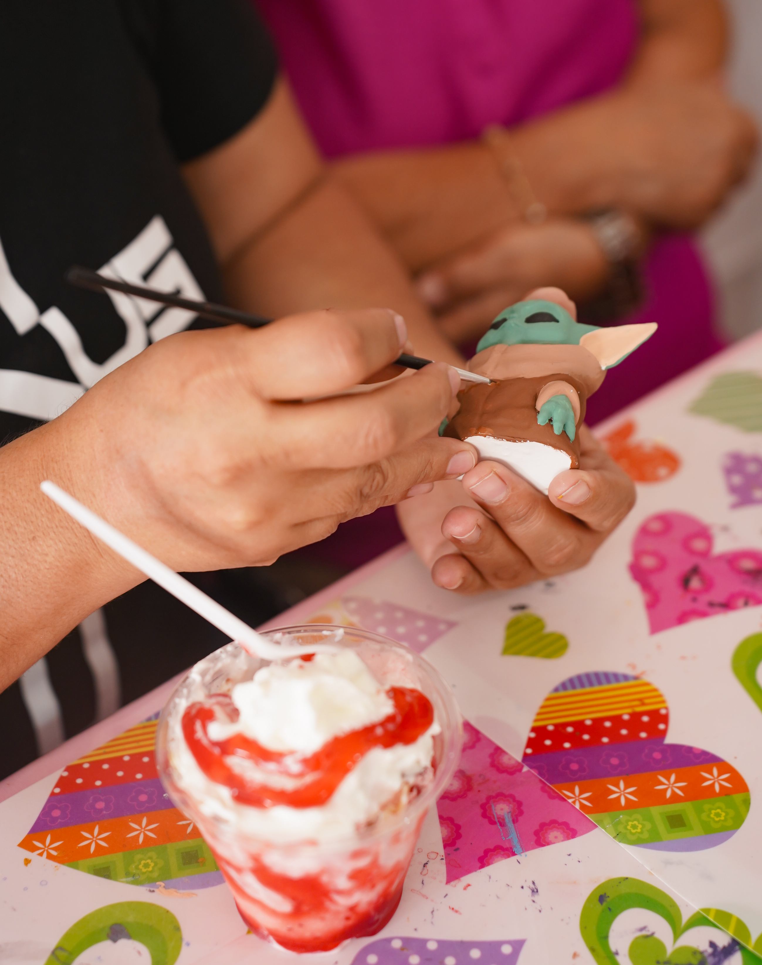 Pintando figura de Grogu